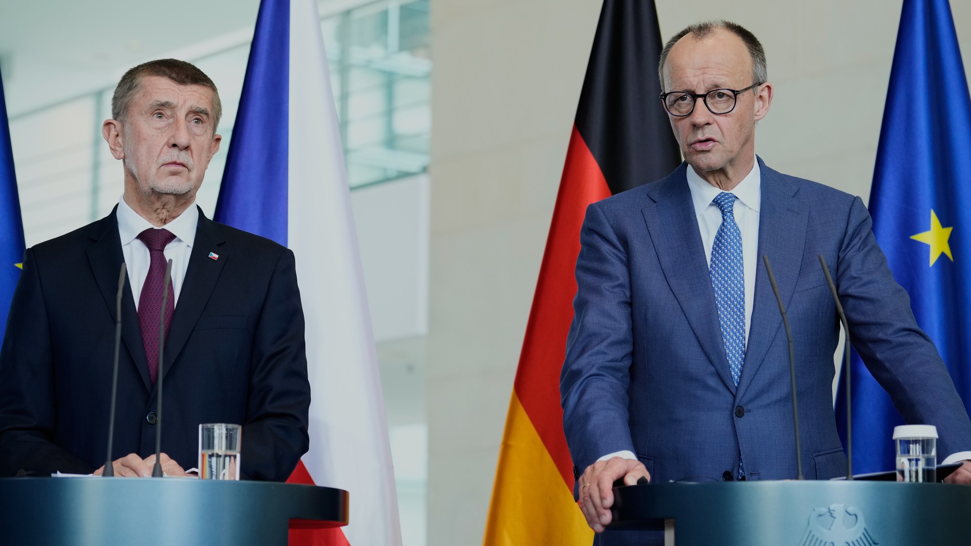 Český premiér Andrej Babiš (vľavo) a nemecký kancelár Friedrich Merz. 