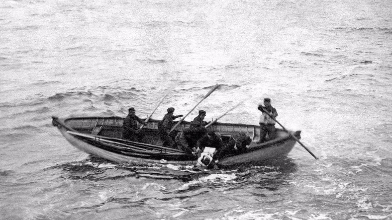 Marynarze statku Mackay-Bennett wyławiają ciało jednej z ofiar katastrofy Titanica