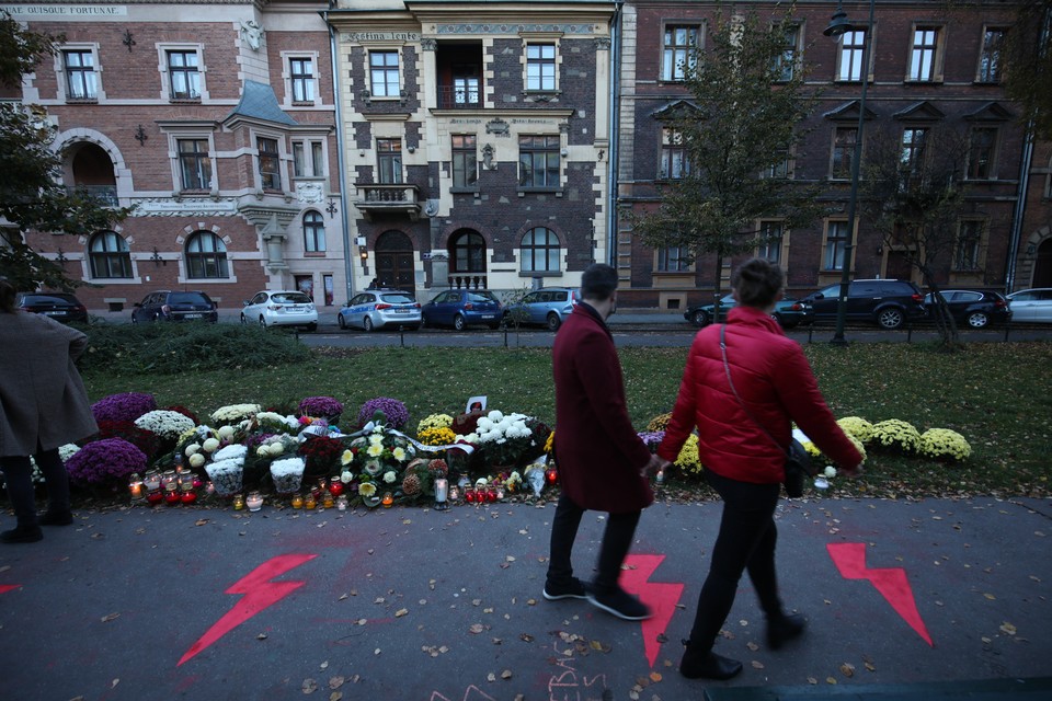 Chryzantemy przed siedzibą PiS na ul. Retoryka w Krakowie