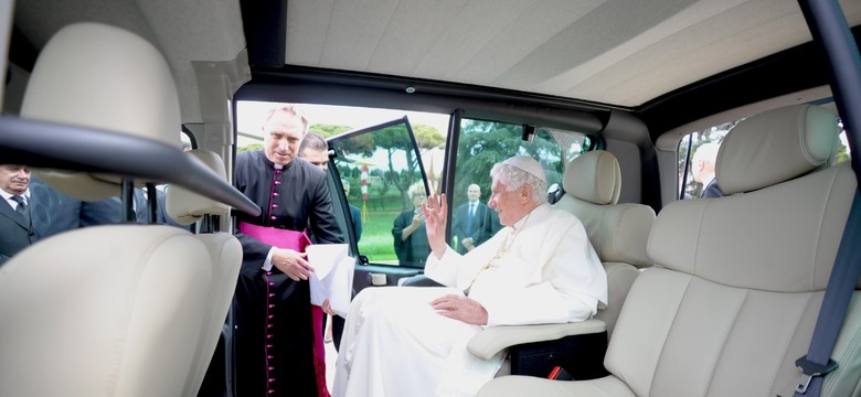 Benedykt XVI na kanapie niezwykłego papamobile! Zobacz nowe auto papieża