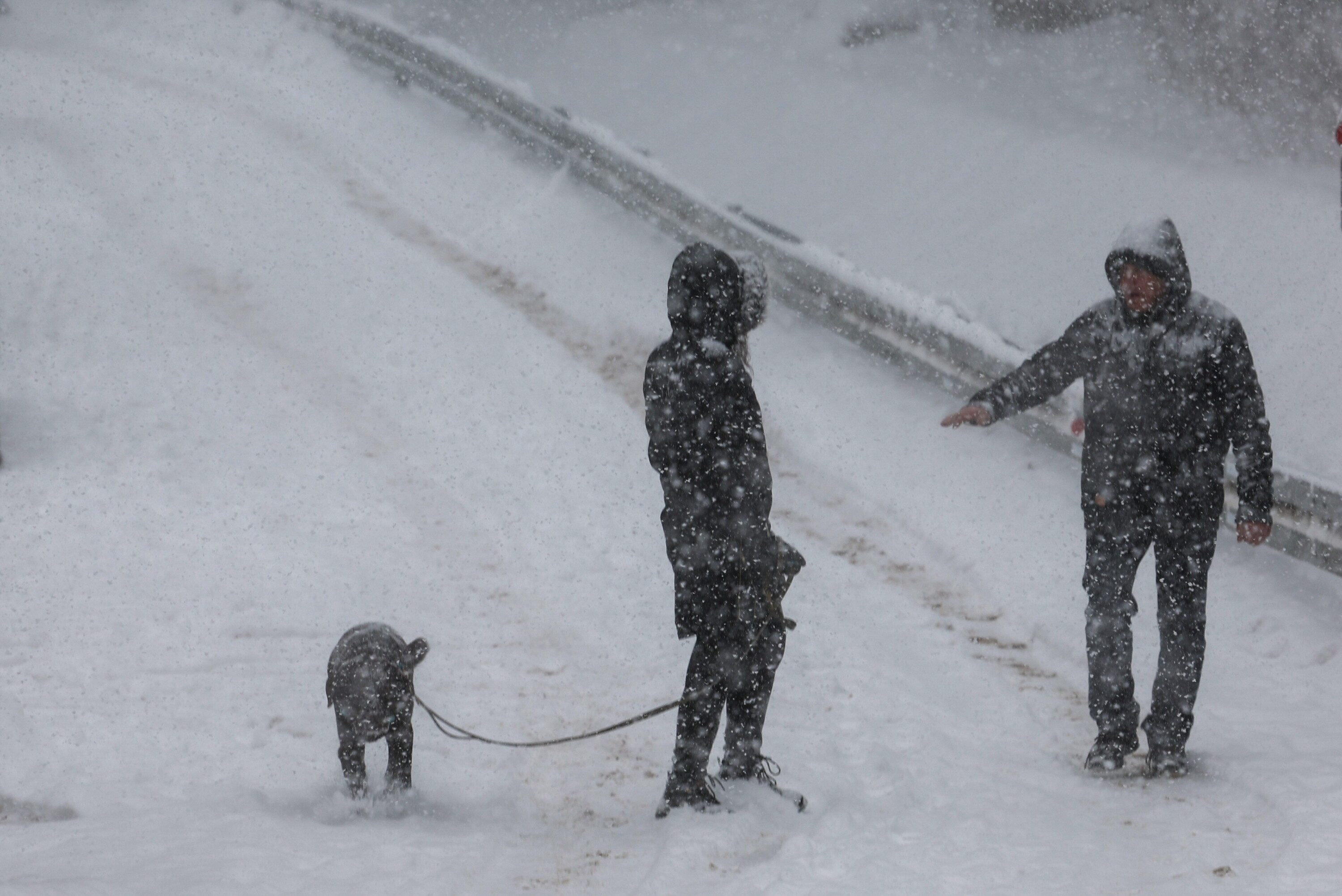 Zimowa nawałnica uderza w Polskę: Śnieg do 15 cm, wiatr 80 km/h, mróz -17°C