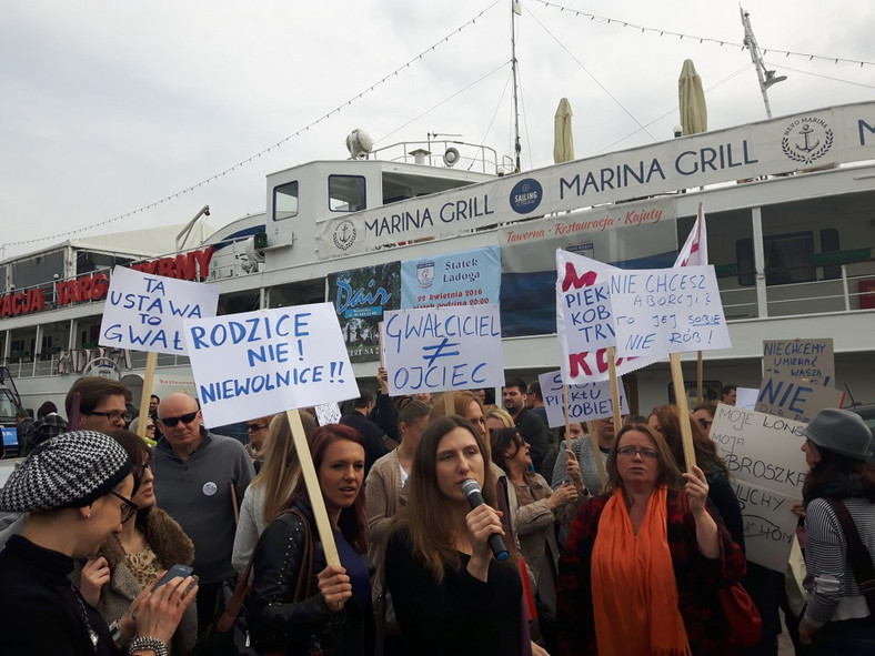 W tle słychać było okrzyki pikietujących podczas wizyty premier Szydło