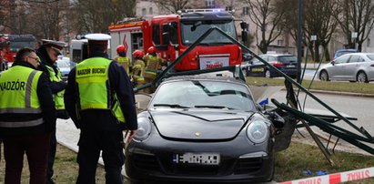 Porsche zmiotło przystanek. Dwoje kierowców winnych jednego wypadku w Łodzi? FILM