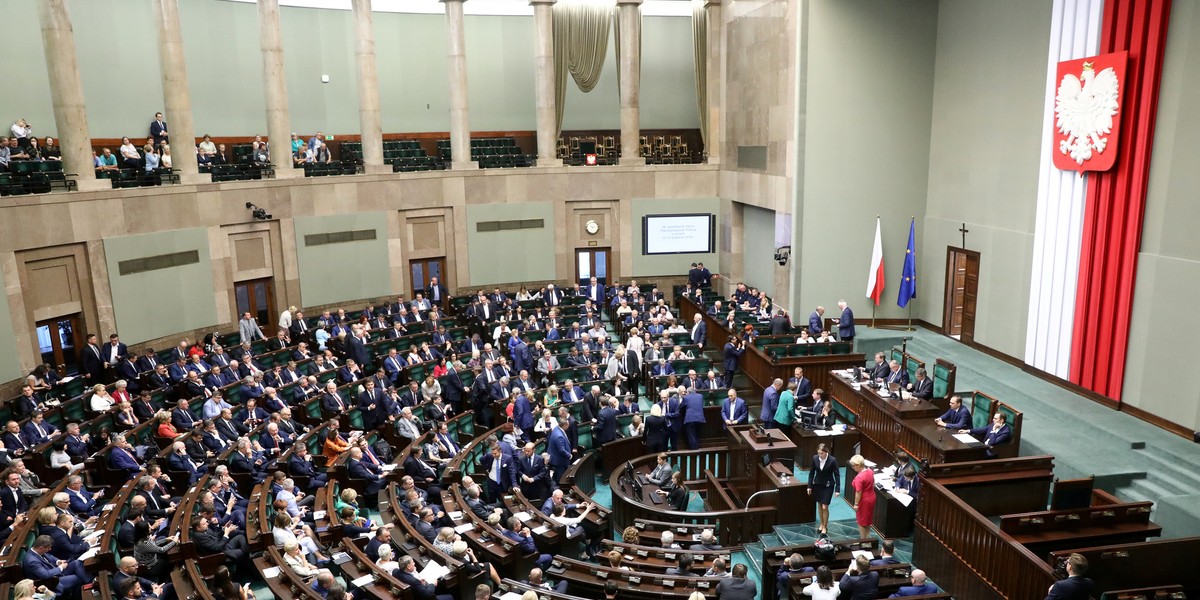 Przyjęty przez Sejm Pakiet MŚ to prawie 50 uproszczeń, dzięki którym w kieszeniach przedsiębiorców, jak wyliczono, zostanie przez 10 lat blisko 4 mld zł