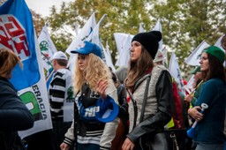 PiS próbuje wygaszać protesty związkowe w kolejnych spółkach i sektorach