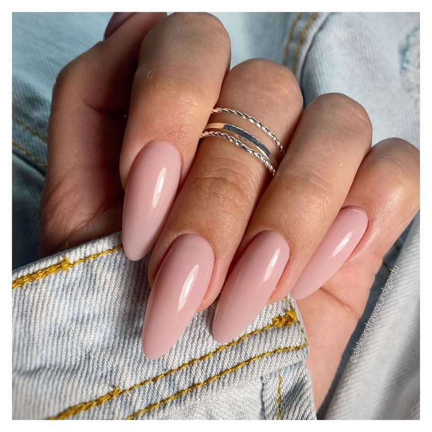 «Dans un registre discret, je conseille des tons roses, pistache, jade, sauge, un beige délicat ou nude», dit Gina Karpf. Aleksandra Wos semble d’accord avec ce conseil. 