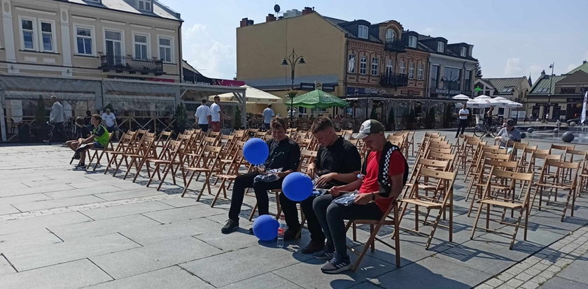 Takiej klapy rząd się nie spodziewał. Internauci kpią z weekendowych pikników