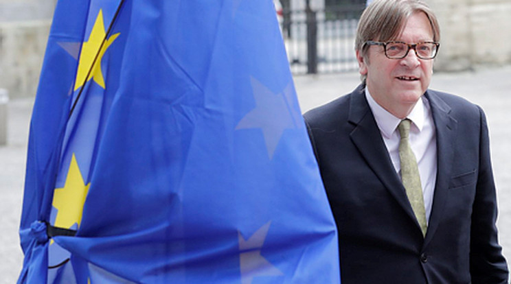 Guy Verhofstadt a sportban is "otthon van"/Fotó: MTI/EPA/Olivier Hoslet