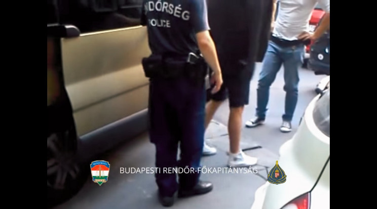 A dohányboltban dolgozó férfi a vásárlók adatait lopta el / Fotó: Police.hu