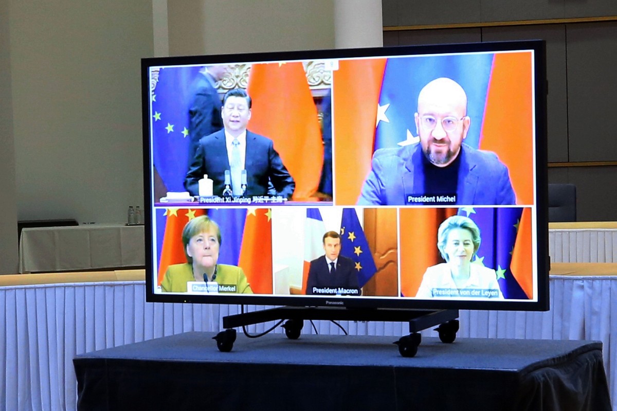 Wirtualne spotkanie prezydenta Chin Xi Jinpinga, przewodniczącego RE Charlesa Michela, niemieckiej kanclerz Angeli Merkel, prezydenta Francji Emmanuela Macrona oraz szefowej Komisji Europejskiej Ursuli von der Leyen na temat chińsko-europejskiej umowy inwestycyjnej CAI (Comprehensive Agreement on Investment). 30.12.2020