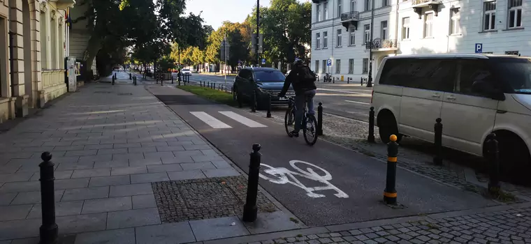 Przez drogę dla rowerów przechodzimy jak przez jezdnię lub torowisko tramwajowe