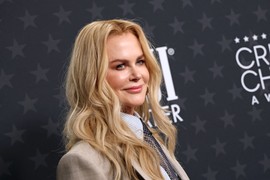 GOSPOĐETINA BILA I OSTALA! Nikol Kidman se pojavila na crvenom tepihu u odelu koje izgleda kao da ga NASLEDILA OD POKOJNOG DEDE, ali izgleda toliko ELEGANTNO I MOĆNO da joj skidamo kapu