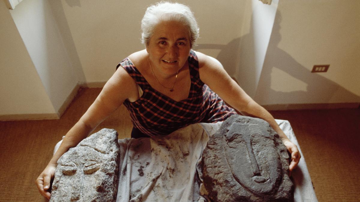 Vera Durbè z dwoma posągami, które mogły zostać wyrzeźbione przez Modiglianiego i które zostały znalezione w kanale w Livorno, 25 lipca 1984 r.