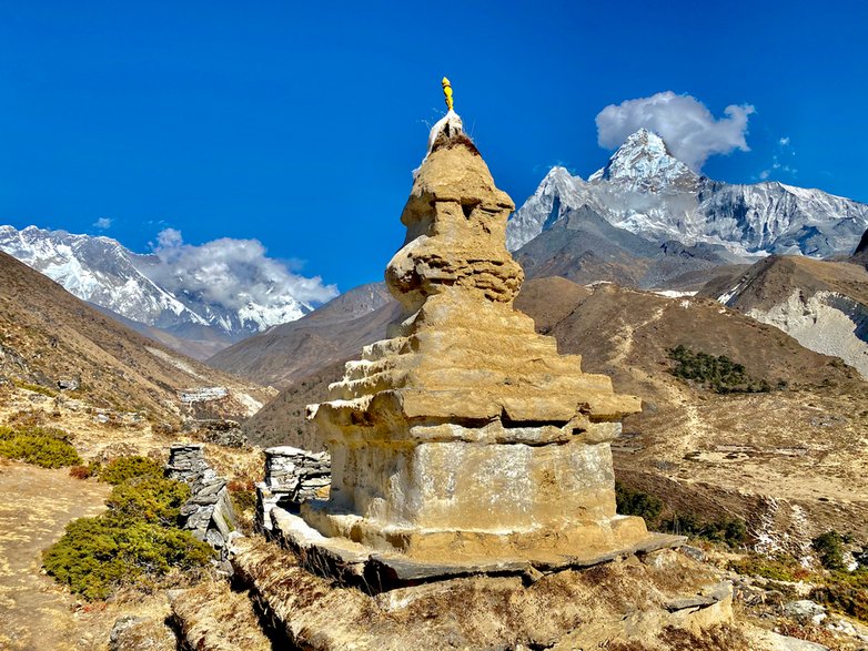 Stara stupa w okolicy Pangboche, Ama Dablam w tle