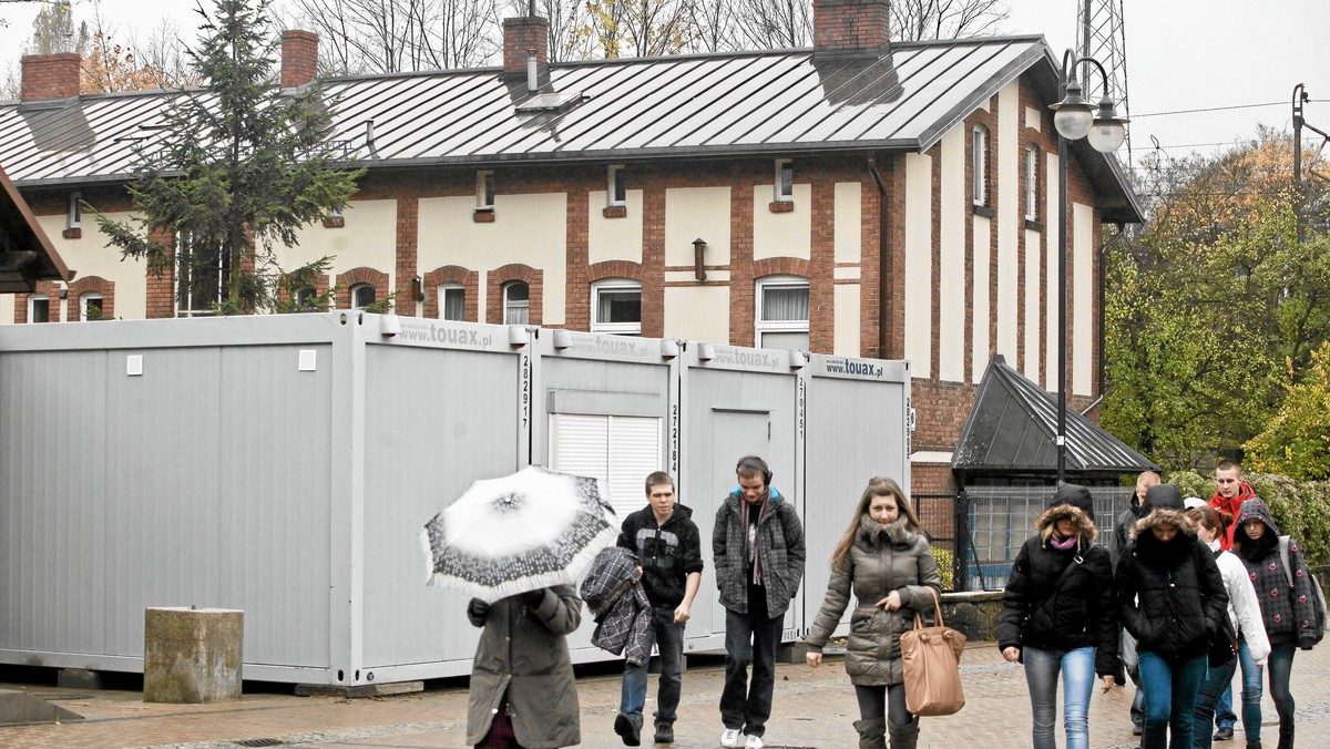 Od poniedziałku peron SKM i peron dalekobieżny w Sopocie jest niedostępny od strony ulicy Chopina. To kolejny etap przygotowań do rozpoczęcia kompleksowej przebudowy tego terenu, w tym budowy całkowicie nowego dworca kolejowego z pełną infrastrukturą i centrum handlowo-usługowym.