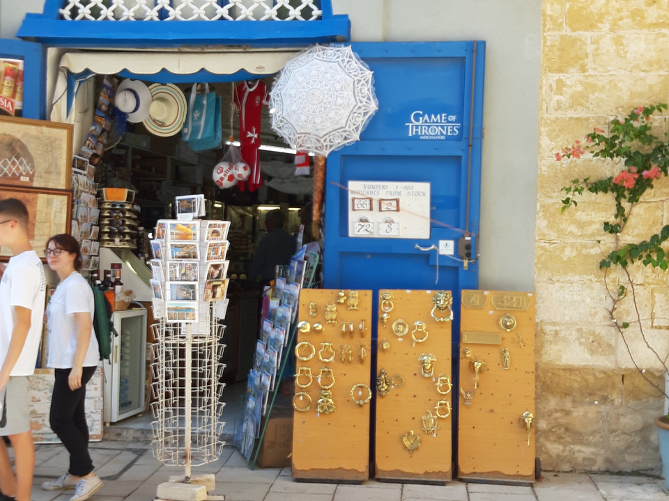Ślady bytności filmowców na wyspie są widoczne w wielu miejscach Malty, także w Medinie, gdzie kręcono między innym zdjęcia do serialu "Gra o Tron"