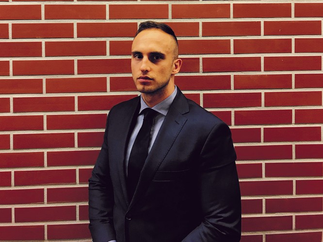 <strong>8. Mateusz Półtorak</strong>
<br></br>
asesor sądowy w Sądzie Rejonowym Lublin – Wschód w Lublinie z siedzibą w Świdniku
<br></br>
Najmłodszy prawnik spośród tego zestawienia, a być może i w całej historii naszego rankingu. Jeszcze nie dostał sędziowskiej nominacji, a już zdążył nieźle namieszać. Skierował bowiem do Trybunału Sprawiedliwości Unii Europejskiej pytanie prejudycjalne w sprawie zasad zwrotu kosztów poniesionych przez kredytobiorcę w sytuacji, gdy ten spłaca kredyt przed czasem. A odpowiedź udzielona przez TSUE, zgodna zresztą z sugestią Mateusza Półtoraka, nieźle napsuła bankom krwi. Te bowiem przyjmowały niekorzystną dla konsumentów interpretację przepisów i nie chciały im zwracać jednorazowych opłat naliczanych za samą usługę udzielenia kredytu, w tym m.in. prowizji. Dzięki determinacji Półtoraka i jego nieszablonowemu spojrzeniu na przepisy dziś wiadomo już, że banki robiły to niezgodnie z przepisami unijnymi. Teraz muszą spłacającym wcześniej kredyty zwrócić nie tylko (proporcjonalnie) odsetki, ubezpieczenia czy inne opłaty zależne od czasu trwania umowy, lecz całość kosztów, jakie zostały naliczone w związku z udzieleniem pożyczki.
<br></br>
MK