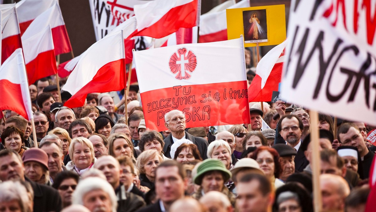 "Przeciwko brakowi dialogu społecznego i podnoszeniu wieku emerytalnego oraz w obronie swobód obywatelskich i pluralizmu mediów" manifestują na ulicach Warszawy uczestnicy marszu "Obudź się Polsko!" Zobacz transmisję wideo z trasy pochodu.