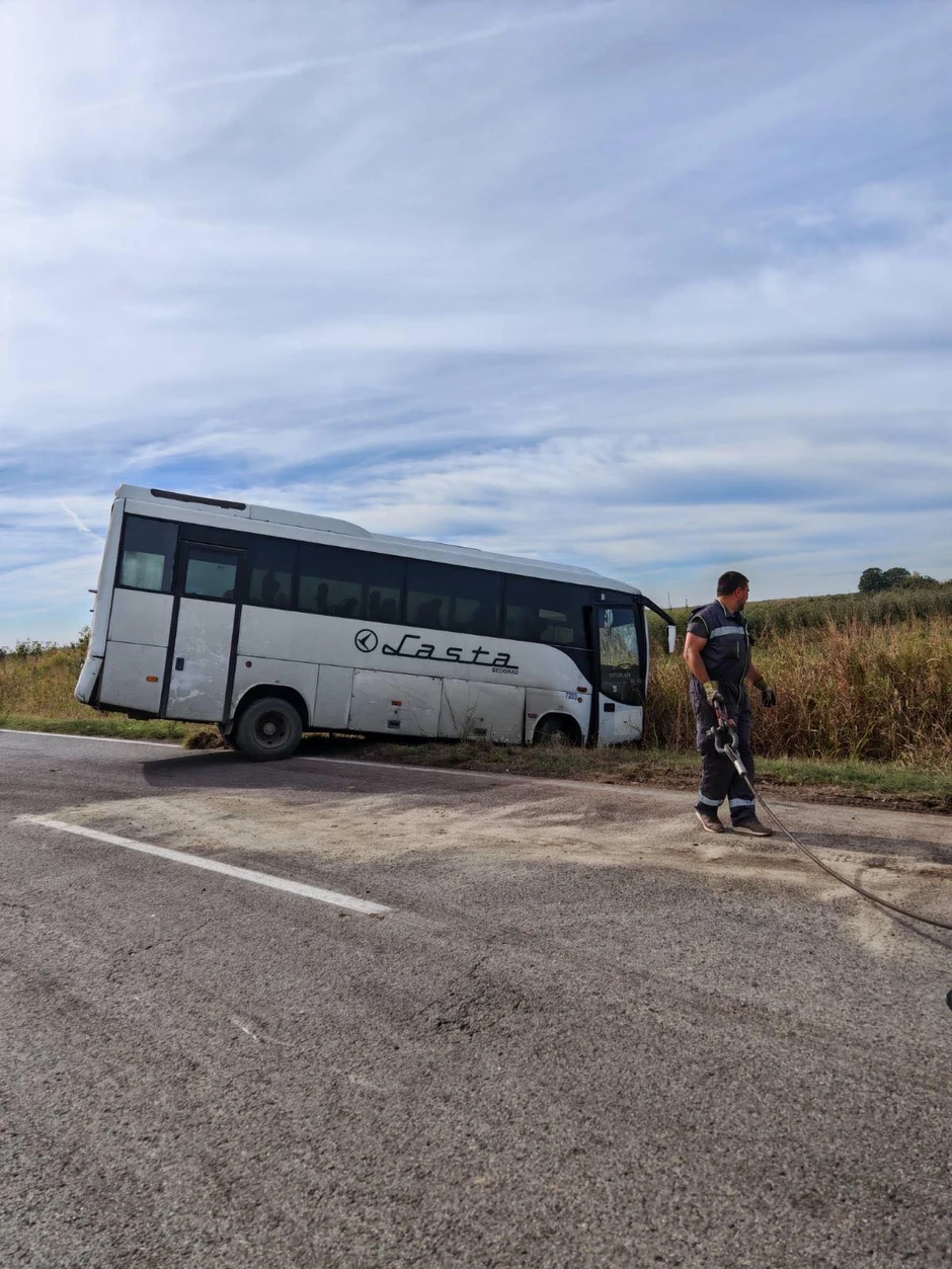Smrskan autobus koji se prevrnuo u jarak prilikom saobraćajne nesreće na putu Novi Sad - Inđija