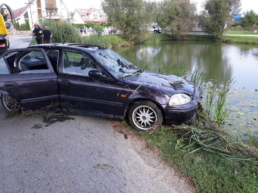 Honda w rowie. W środku były cztery osoby!