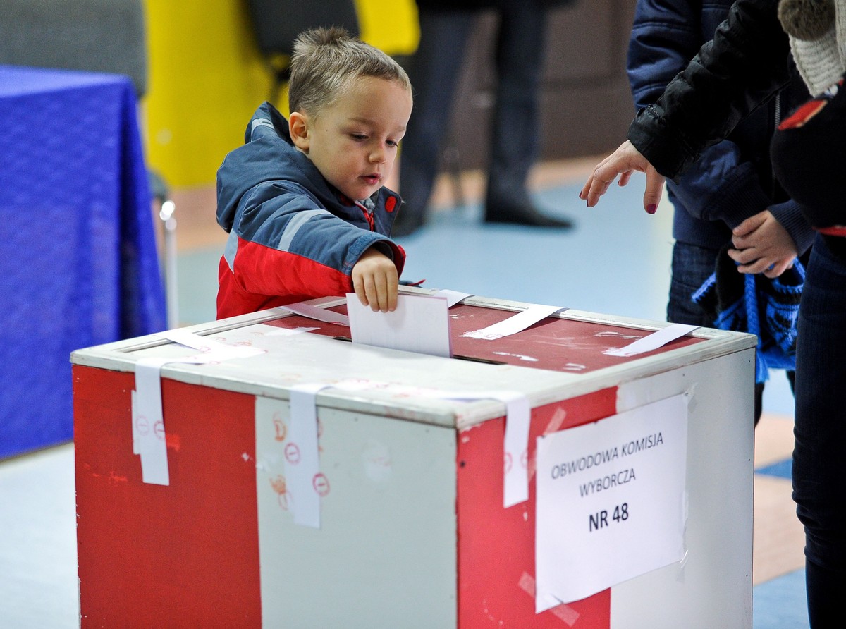 Mieszkańcy Radomia głosują w lokalu wyborczym w Publicznej Szkole Podstawowej nr 4 w Radomiu