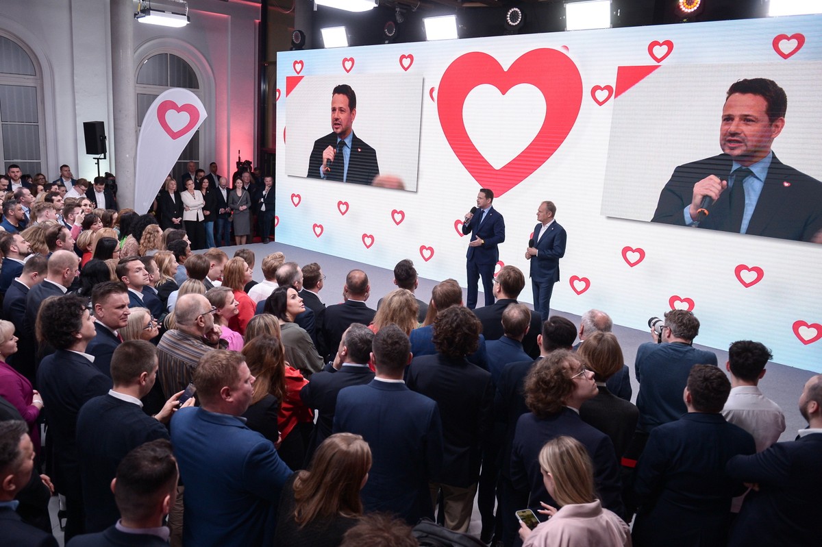 Wybory samorządowe 2024. Prezydent Warszawy Rafał Trzaskowski i premier Donald Tusk w sztabie wyborczym Koalicji Obywatelskiej, w Warszawie