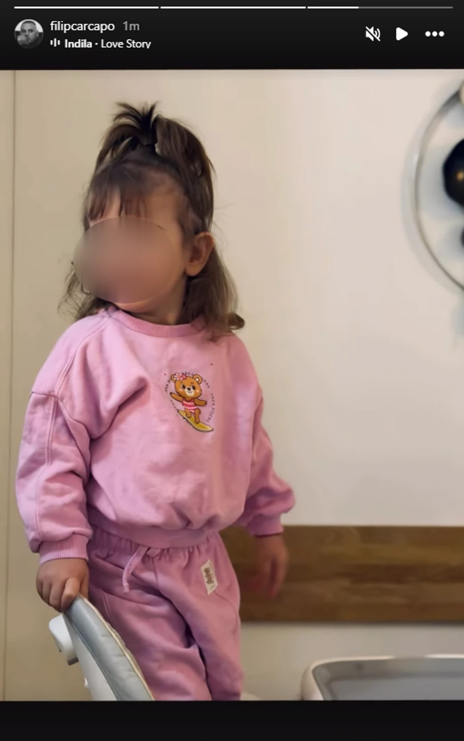 Filip Car sredio ćerku Leonu kao iz modnog kataloga: Rep na vrhu glave, šiške i roze trenerka