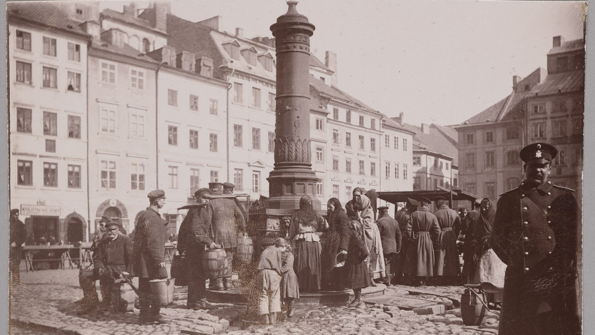 <strong>Drna, Sadurka, Żurawka, Pólkówka, Bełcząca, Brodnia – to tylko kilka nazw rzek, które meandrowały przez Warszawę. Część z nich już nie istnieje, a niektóre nadal płyną pod ziemią. Dlaczego zniknęły? Tego można dowiedzieć się w Muzeum Woli, oddziale Muzeum Warszawy. Nowa wystawa "Niech płyną! Inne rzeki Warszawy" otwiera się 20 stycznia 2022 r.</strong>