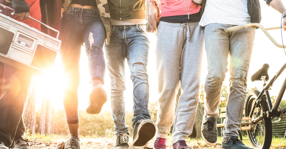 Nastolatkowie w okresie dojrzewania często mają trudności ze wstawaniem z łóżka, rano są rozkojarzone i cierpią na niedobór snu. Jakie są tego przyczyny?