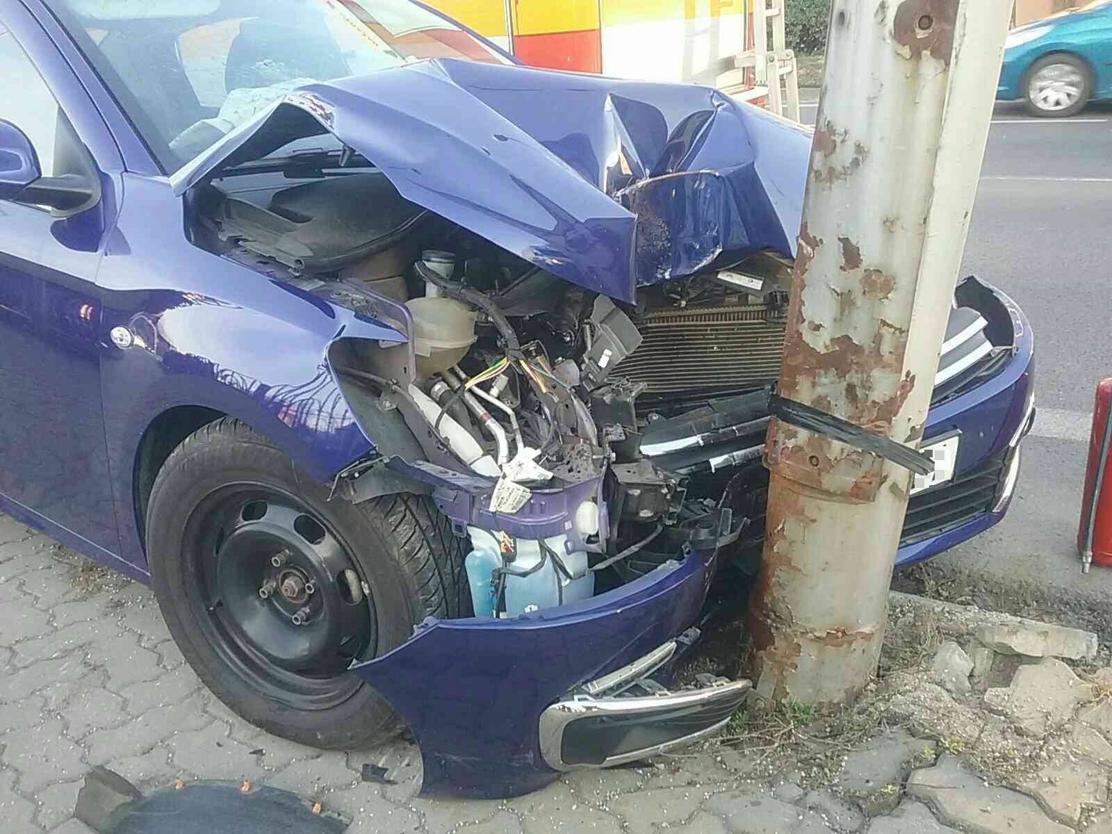 Náraz auta do stĺpa v Trenčíne.
