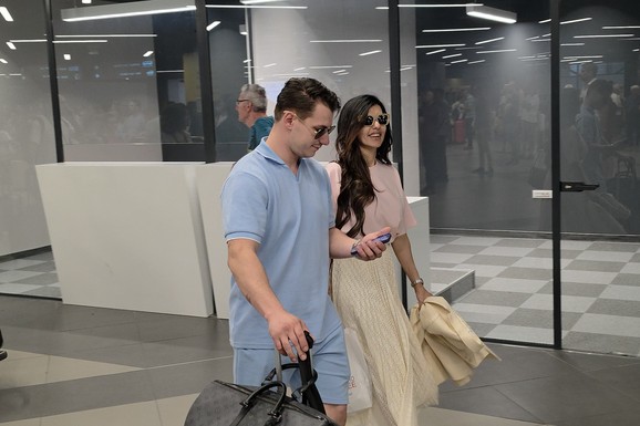 "MUKIJU NIJE DOBRO, POVRAĆAO JE" Tanja Savić sa dečkom sletela na aerodrom, pa otkrila šta se dešava: "Moja iskrenost se uvek protumači pogrešno" (Video)