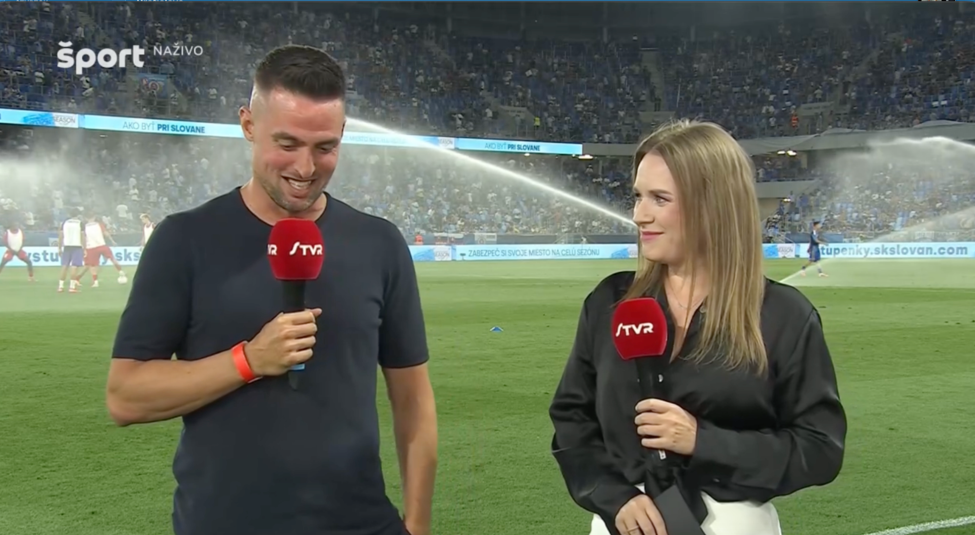 Bývalý futbalista Róbert Mak a redaktorka STVR utekali pred vodou v živom vysielaní.