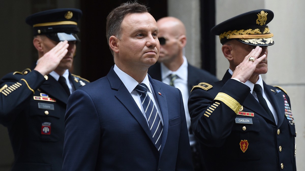 Rosja nie pomaga w znalezieniu rozwiązania kryzysów światowych i eksportuje polityczną korupcję – mówił prezydent Andrzej Duda do kadetów w West Point. - Dla mnie i dla moich rodaków największym zmartwieniem jest jednak nasze wschodnie sąsiedztwo - dodał. Zapowiedział, że Polska będzie dążyła do energetycznego uniezależnienia od Rosji dzięki terminalowi LNG w Świnoujściu.