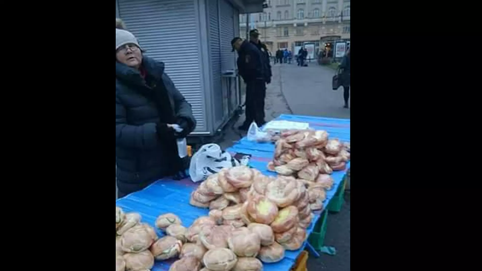 Dwie stówy mandatu za sprzedaż bułek w centrum miasta. Internauta broni starszej kobiety