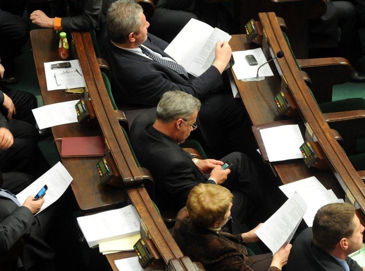 Ten poseł jest mistrzem bilarda na komórce
