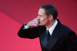 Glumac kog žene obožavaju zaveo GEJ MUŠKARCA, pa imali SADO - MAZO VEZU! Služio mu kao ROB da mu KUVA I ČISTI, poput psa slušao naređenja i spavao na podu, a onda je njegova majka pobesnela