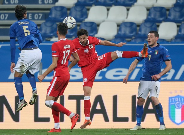 Włosi Manuel Locatelli (L) i Andrea Belotti (P) oraz Polacy Bartosz Bereszyński (2P) i Jakub Moder (2L) podczas meczu grupy A1 piłkarskiej Ligi Narodów w Reggio Emilia