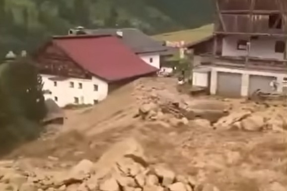 (VIDEO) BUJICA NOSI SVE PRED SOBOM, POKRENUTA KLIZIŠTA! Ljudi evakuisani, automobili završili u mulju: Kataklizma u Tirolu