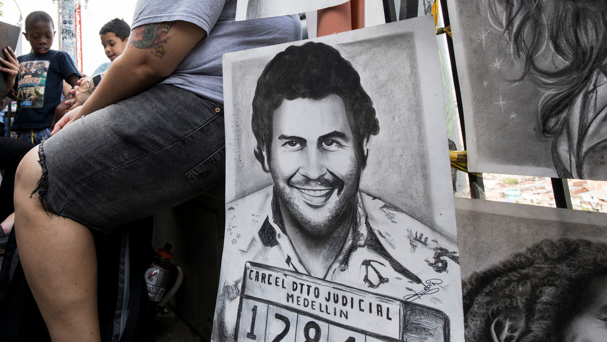 Historia jego życia i przestępczej działalności stała się inspiracją dla twórców serialu „Narcos”. Kim był i jak potoczyła się historia kariery i upadku twórcy kartelu z Medellin? Poznajmy bliżej życie Pablo Escobara.