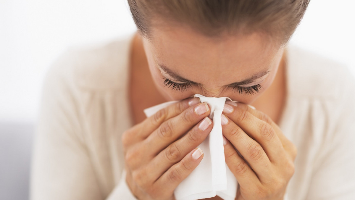 Zatkany nos, katar, ból głowy, łzawienie oczu, osłabienie – w okresie jesienno-zimowym uznajemy tego typu symptomy za zwykłe przeziębienie. Lepiej jednak zachować czujność, bo gdy objawy utrzymują się zbyt długo mogą świadczyć o zapaleniu zatok.