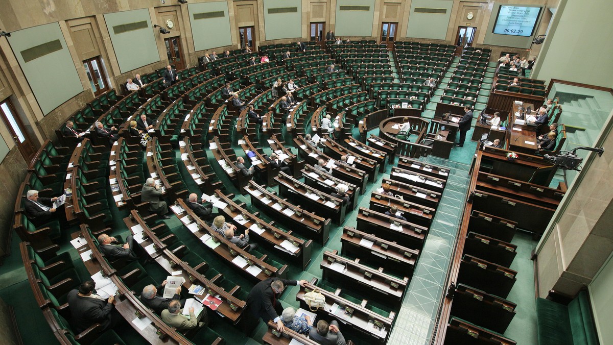 PiS i Lewica skrytykowały w środę w Sejmie rząd za niedostateczne przygotowanie szkół podstawowych do przyjęcia dzieci 6-letnich oraz za sposób obniżania wieku obowiązku szkolnego. Przedstawiciele PO i PSL podkreślają zaś, że doceniają wysiłki rządu.