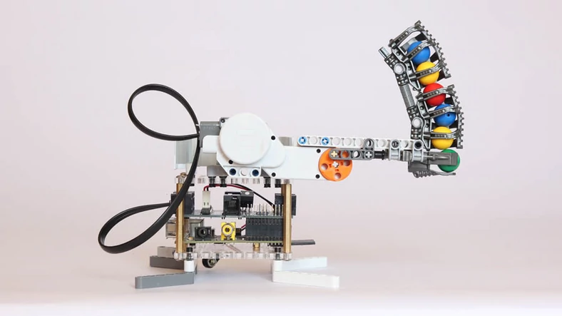 Z połączenia Raspberry Pi, BrickPi oraz LEGO Mindstorms powstało to robotyczne ramię strzelające piłkami