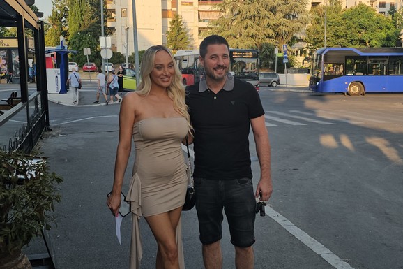 LUNA ĐOGANI POKAZALA MAGIČNA PRIZOR IZ DOMA Ćerkice Mia i Lana poziraju u identičnim šarenim haljinama: Roditelji ih stilizovali od glave do pete
