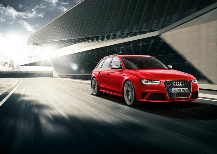 Sercem auta jest widlasta ósemka 4,2 o mocy 450 KM (430 Nm)