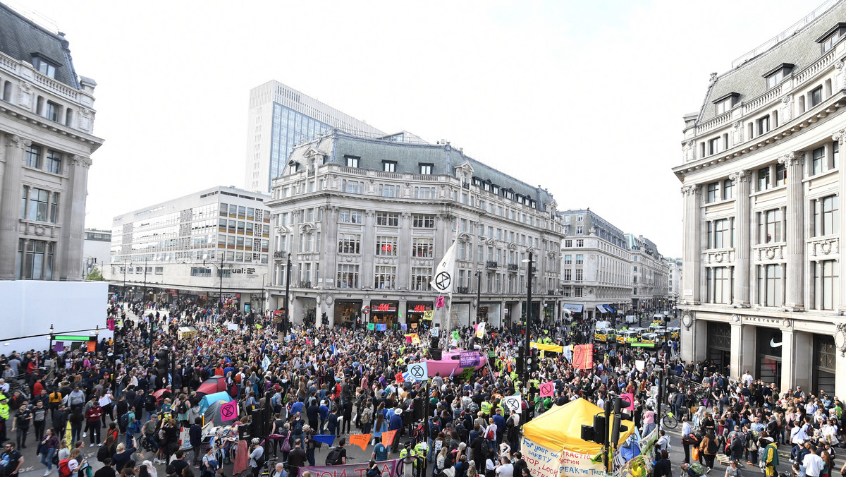 Brytyjska policja metropolitalna poinformowała dziś, że w związku z trwającymi od kilku dni w Londynie demonstracjami przeciw bierności wobec zmian klimatu aresztowano łącznie 480 osób. Demonstrujący kontynuują blokadę kluczowych miejsc w centrum miasta.