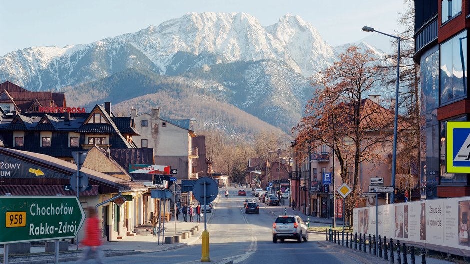 Zakopane, perspektywa ulicy Nowotarskiej, fotografia Błażeja Pindora z cyklu Nowe Zakopane, 2022, © dzięki uprzejmości Muzeum Tatrzańskiego