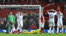 Liga angielska: Fabiański blisko strzelenia gola Manchesterowi United. Pomylił się o centymetry. WIDEO