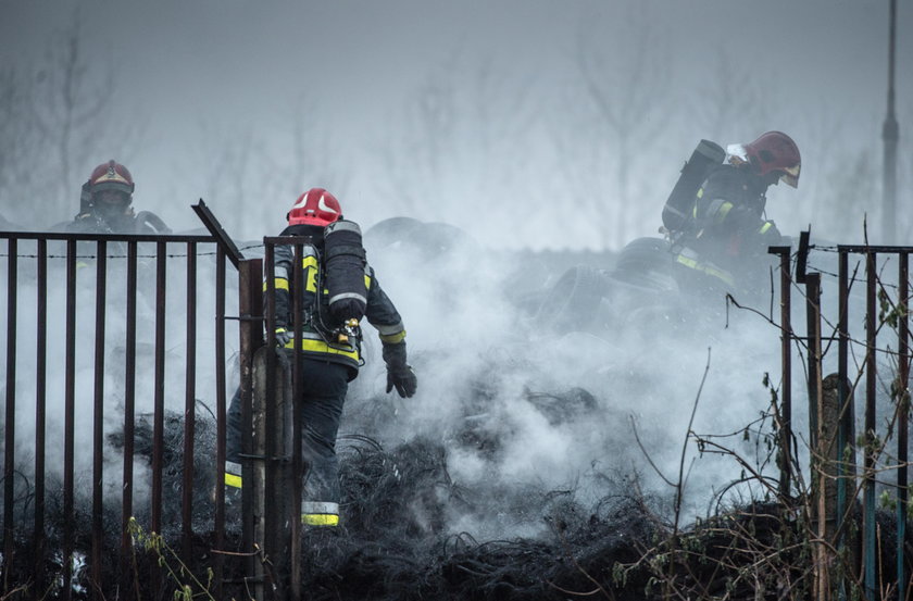 Spłonęło składowisko opon przy ul. Wydawniczej w Łodzi. Pożar gasiło 12 zastępów straży pożarnej