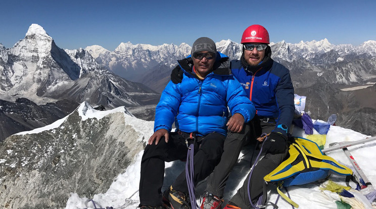 A csúcsra vezető
úton Phurba Sherpa segítette Dénest