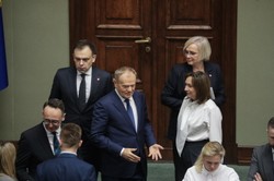 "Maski opadły". Tusk uderza w PiS i Konfederację: Wrogowie niepodległości